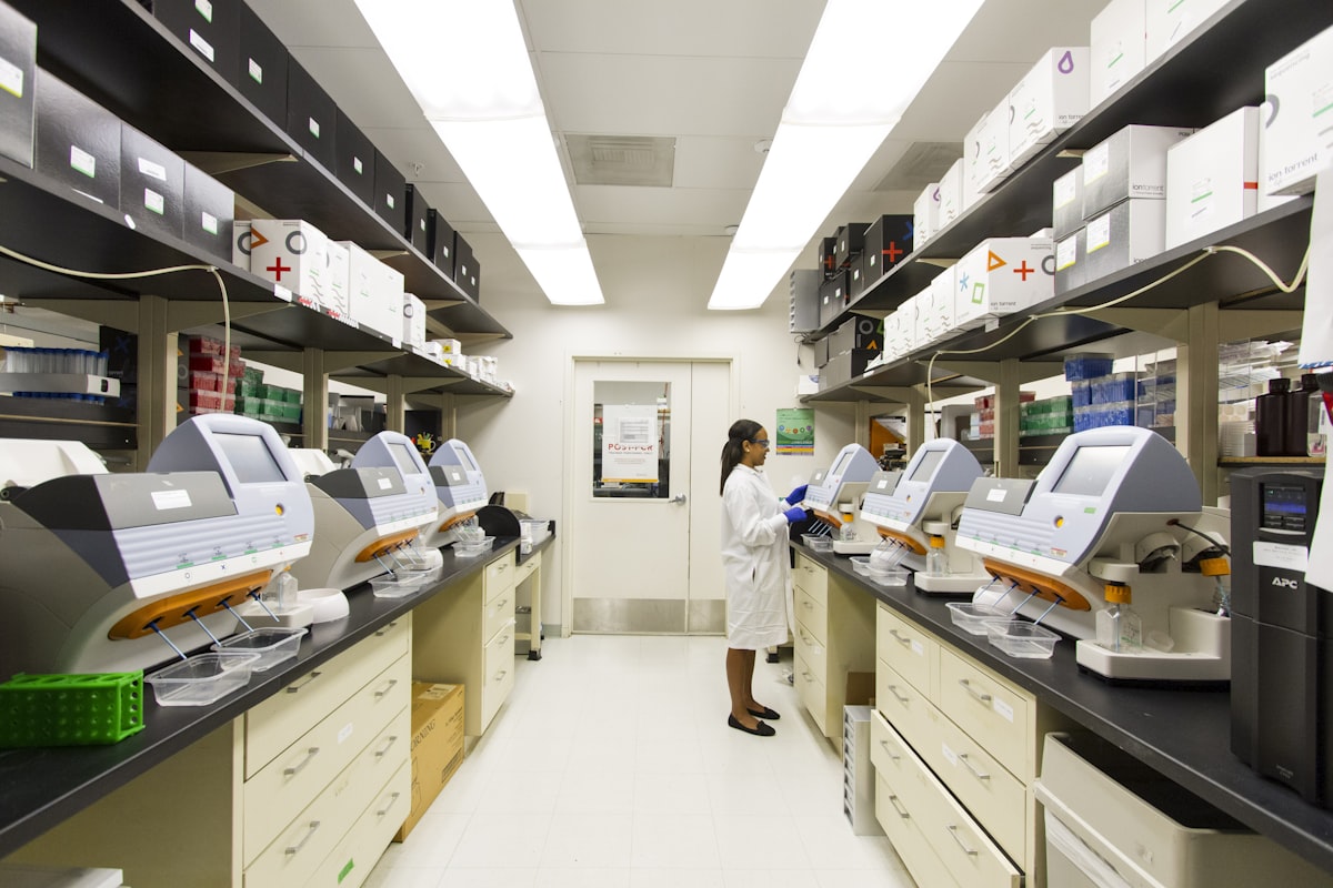 Laboratorio moderno, amplio y luminoso